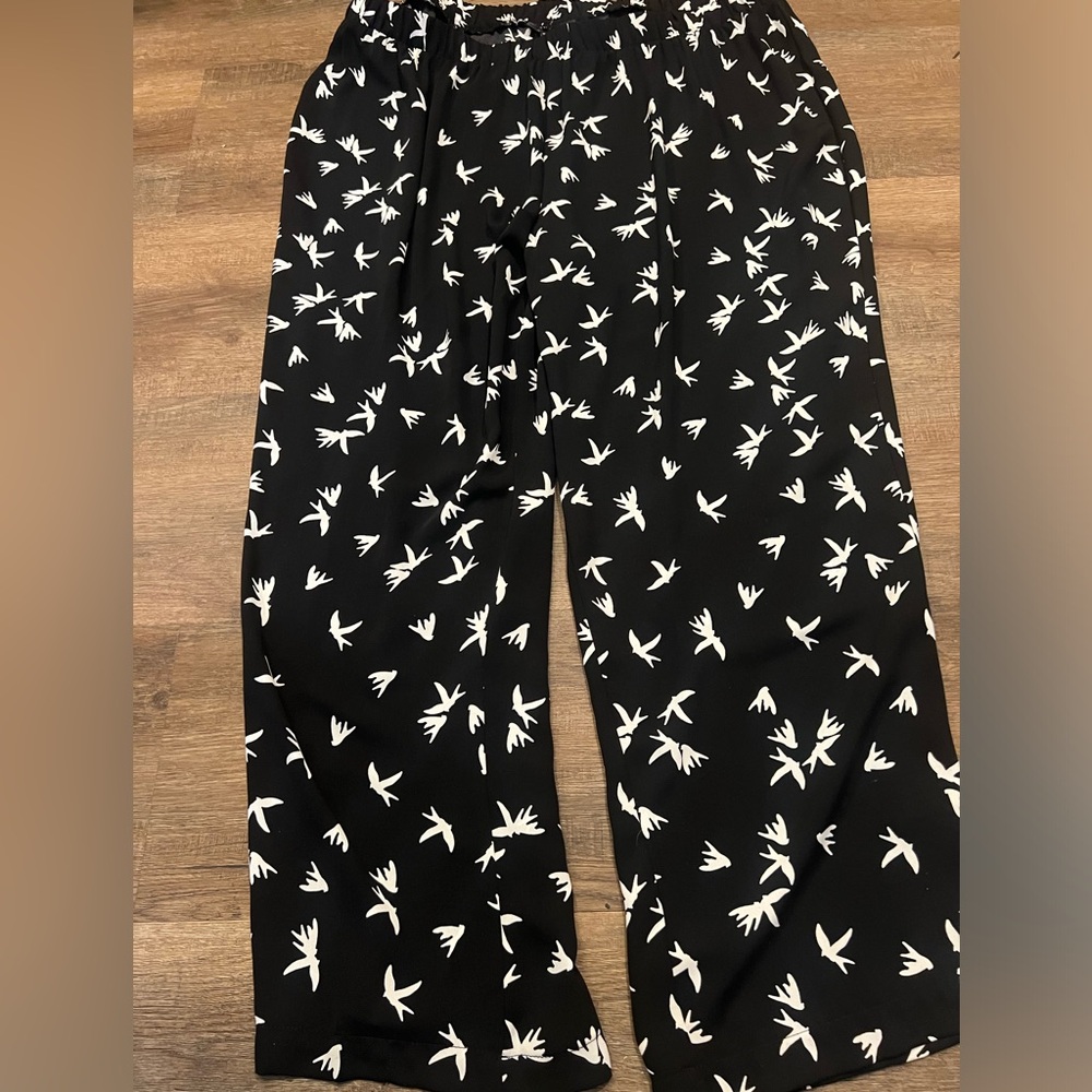 Brand new Karen Kane wide leg loose fit pants black with white design